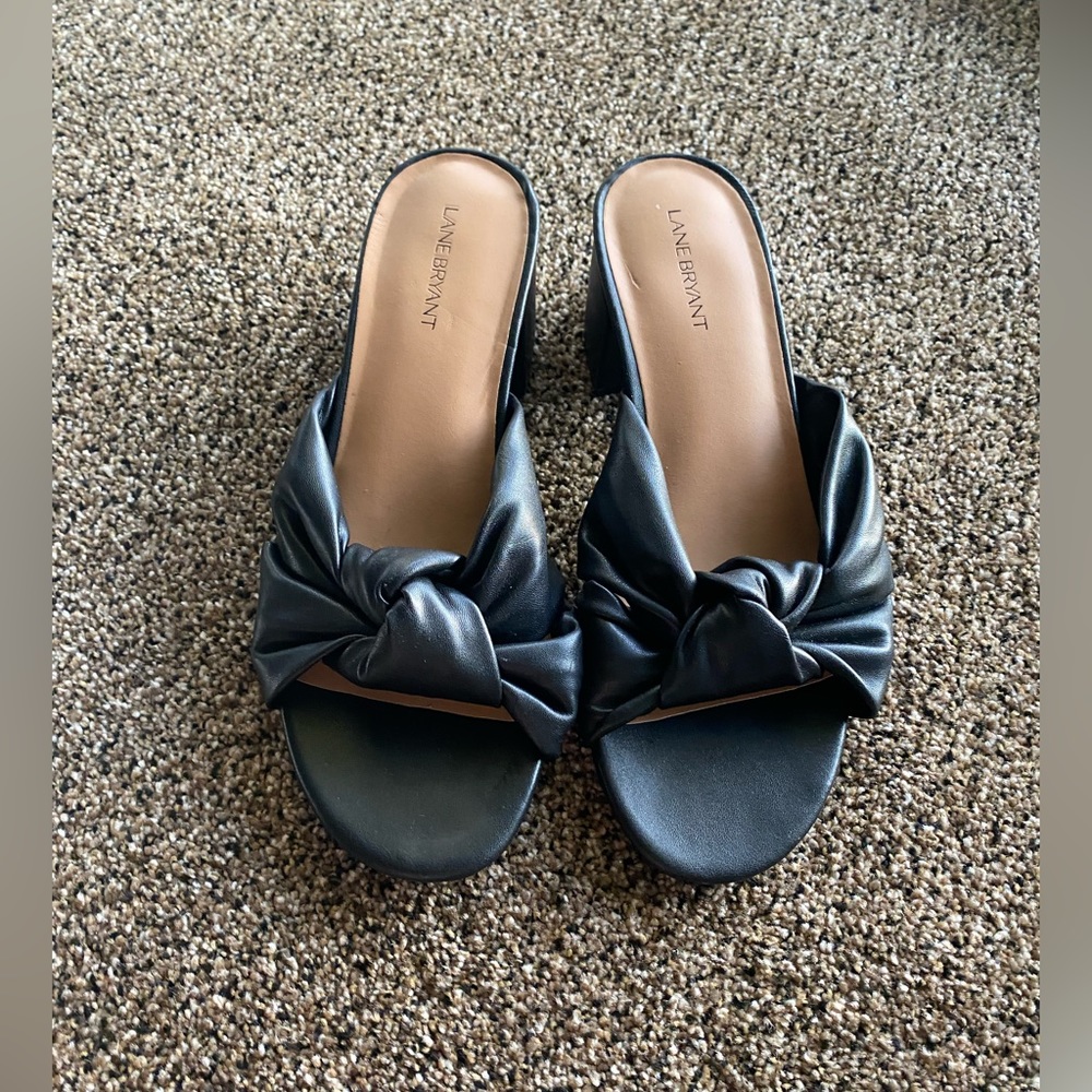 Short black knotted heel